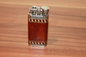 IM Corona Savinelli "Old Boy" Pfeifen-Feuerzeug mit Intarsien dunkelbraun